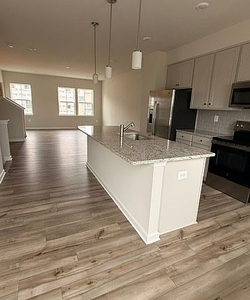 5th image of 267 Swan Field Ave