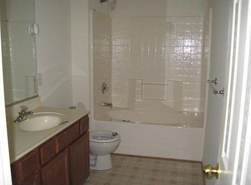 3rd image of 956 Hollymeade Cir