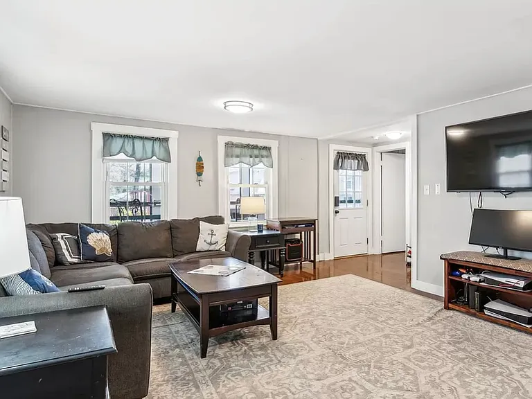13 Carll Ave #2 — Photo 4