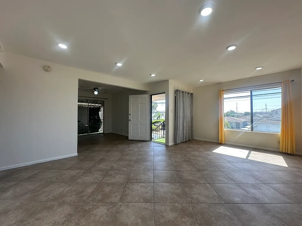 3 bed, 1100 sqft, $2,895 — Photo 2