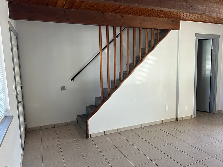 950 NW Hobart Ave — Photo 7