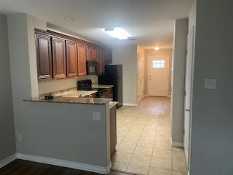 1491 N Columbia St — Photo 8
