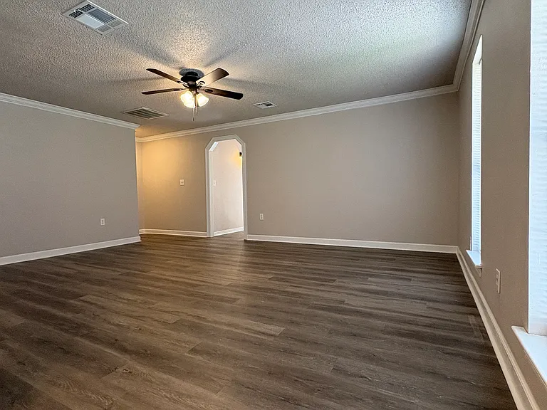 204 James Ct — Photo 8