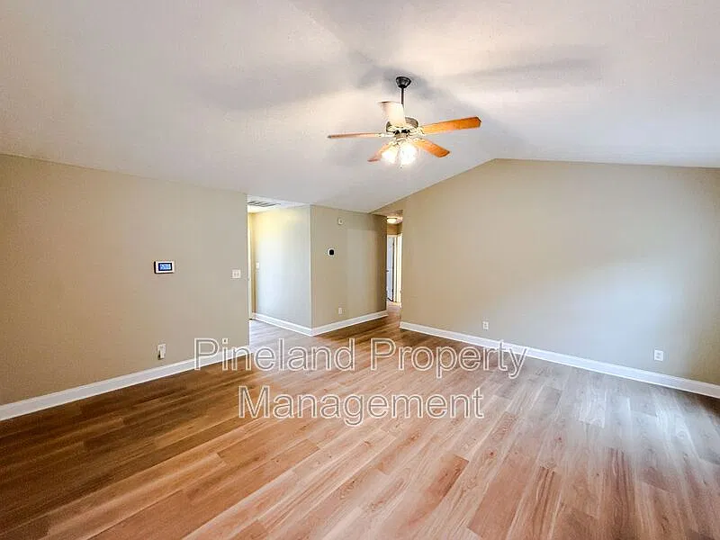 3 bed, 2.0 bath, 1679 sqft, $2,300 — Photo 4