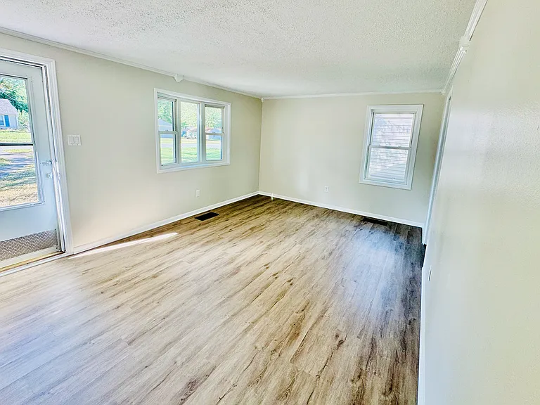 318 Pettibone St — Photo 4