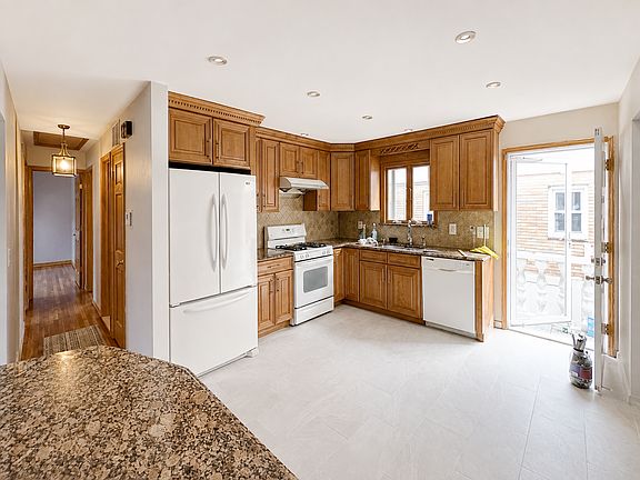 4th image of 3646 Amboy Rd