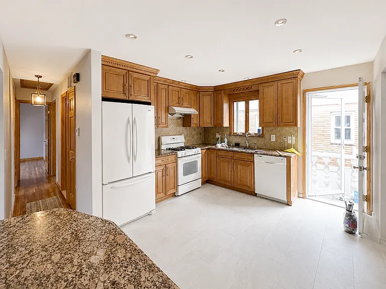 3646 Amboy Rd — Photo 4