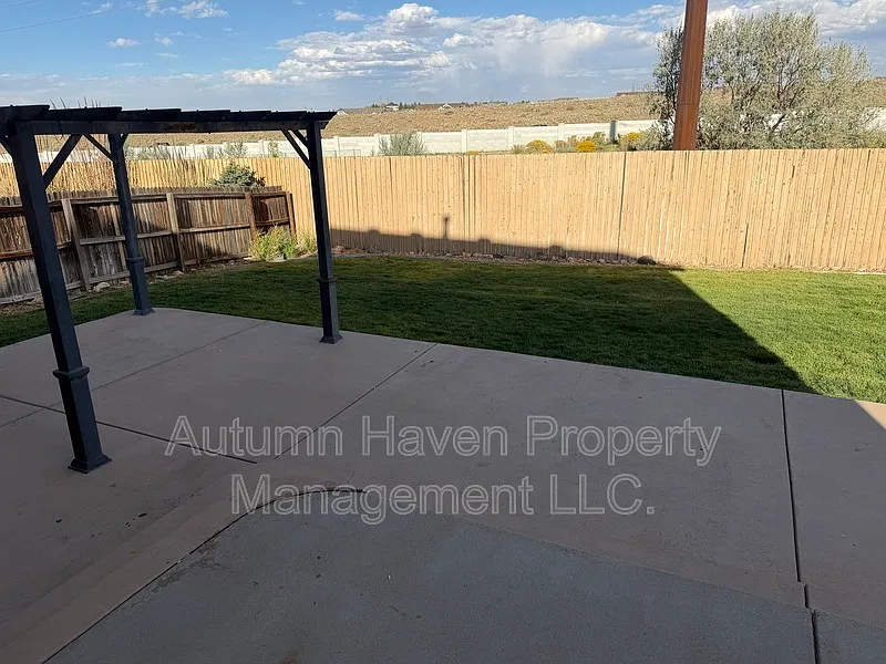 3 bed, 2.5 bath, 2325 sqft, $3,400 — Photo 3