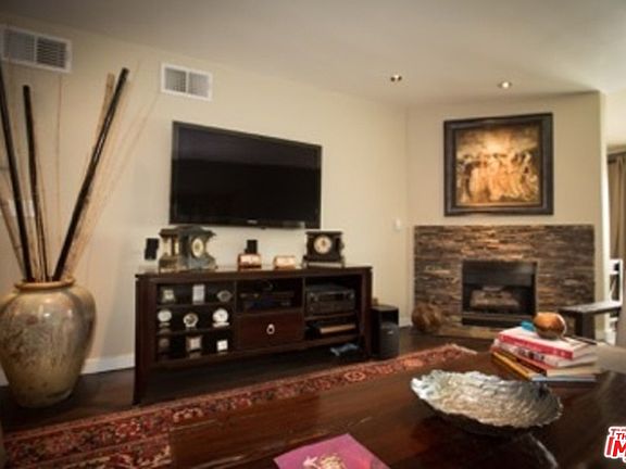 4th image of 12830 Burbank Blvd Unit 303