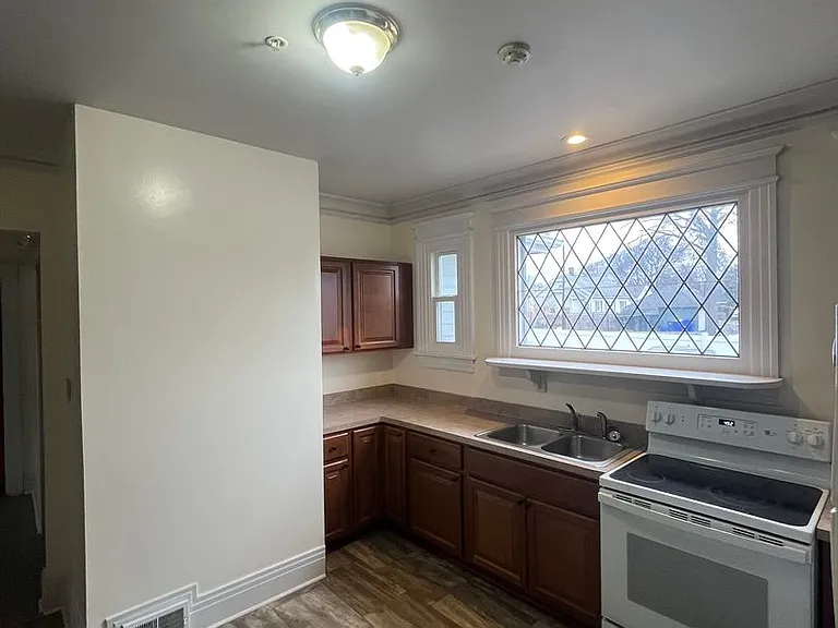 2729 Dewey Ave — Photo 11