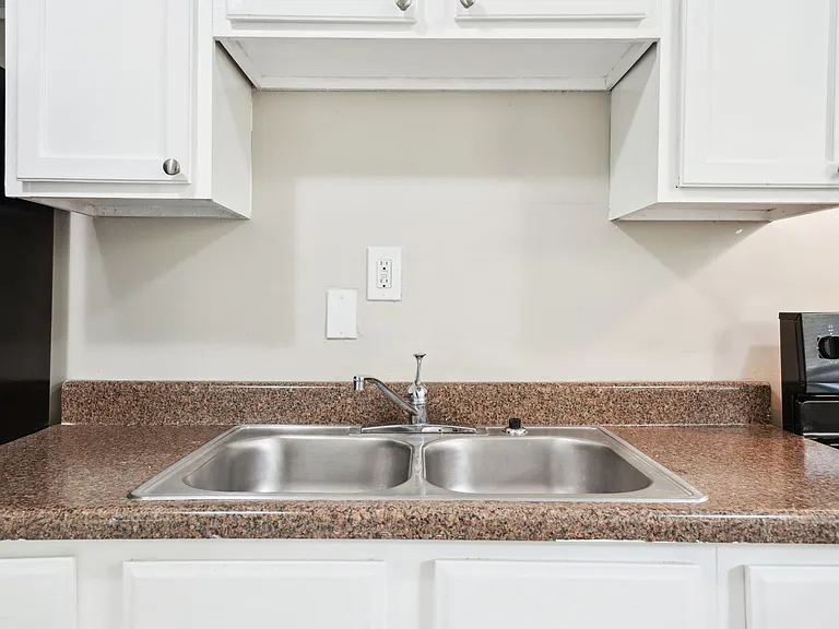 569 Lawton St SW — Photo 18