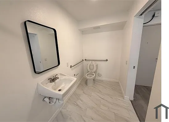 2403 Clyde Ave — Photo 7