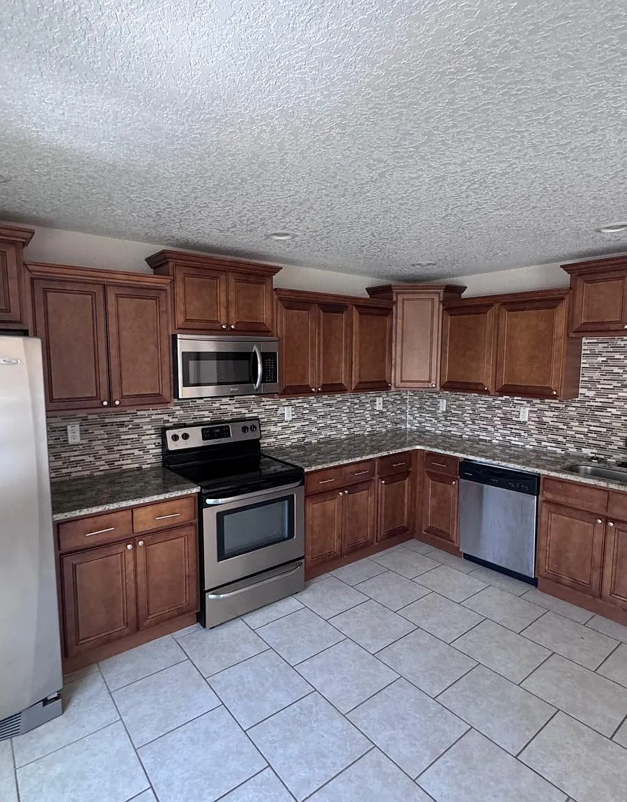 2 bed, 1800 sqft, $1,600 — Photo 3
