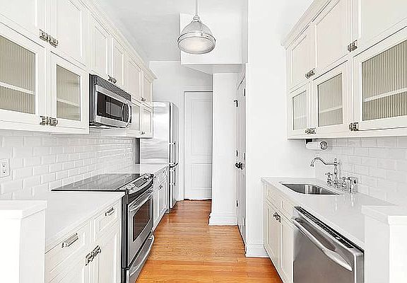 3rd image of 57 W 75th St APT 10A