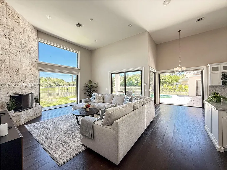 400 Alexandra Cir — Photo 30
