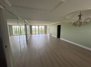 3850 Oaks Clubhouse Dr #403, Pompano Beach, FL 33069