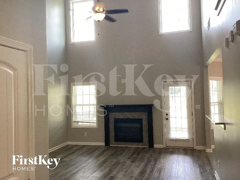 4 bed, 3.0 bath, 2356 sqft, $1,845 — Photo 2