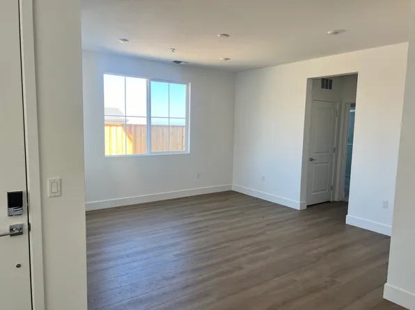 8206 Lamplight Dr, Tracy, CA 95377