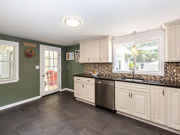 5th image of 47 Longfellow Dr