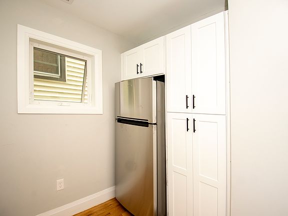 4th image of 348 Chelsea St #2