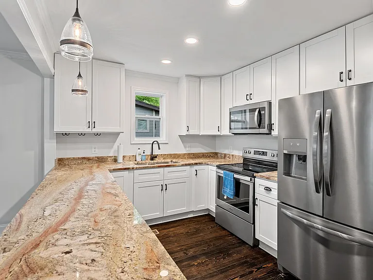 506 N Maple St — Photo 8