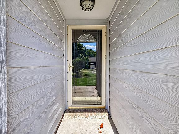 4th image of 10038 Green Valley Ln