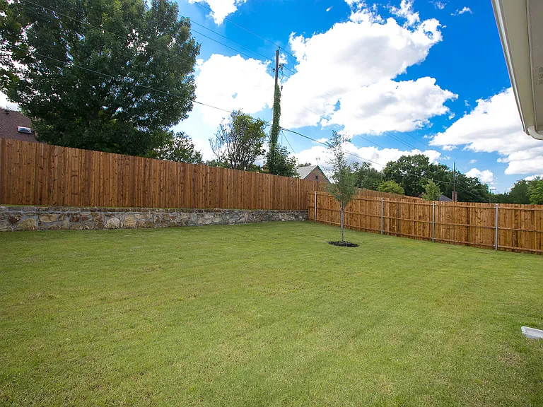 404 Castle Rd — Photo 25