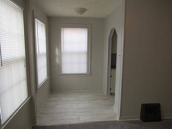 3rd image of 225 Baker St