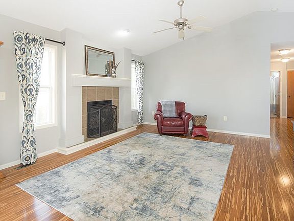 4th image of 208 N Salt Creek Ct