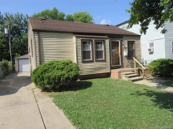 18532 Roscommon St, Harper Woods, MI 48225