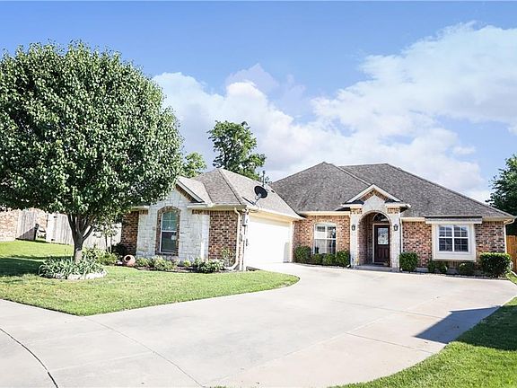 3rd image of 907 Oakmont Dr