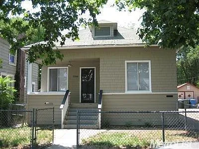 3266 6th Ave photo 1