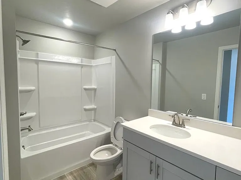 251 N Riverside Dr — Photo 9