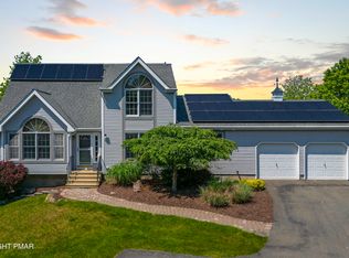 125 English Ivy Ct, Long Pond, PA 18334