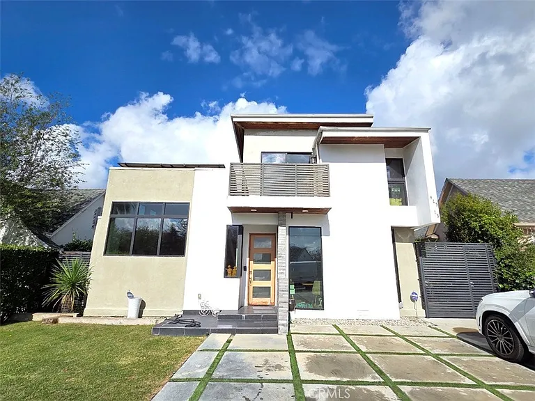 915 S Rimpau Blvd — Photo 1
