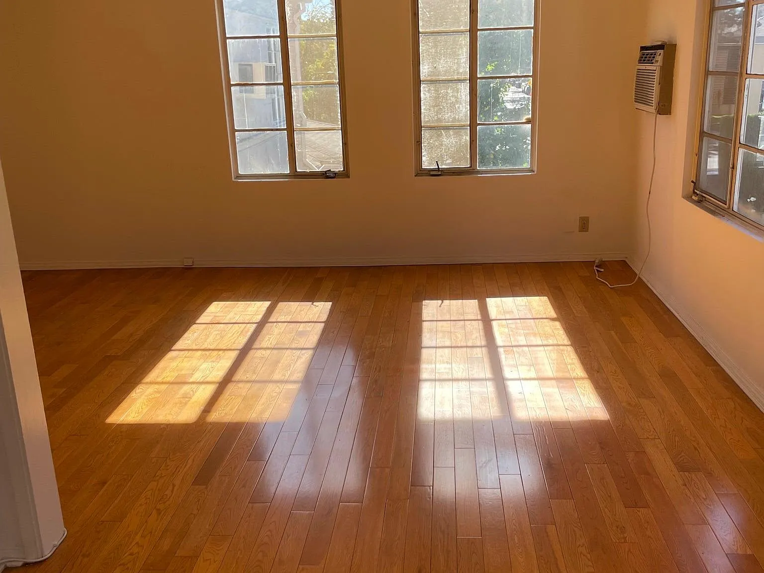 122 N Pass Ave — Photo 1