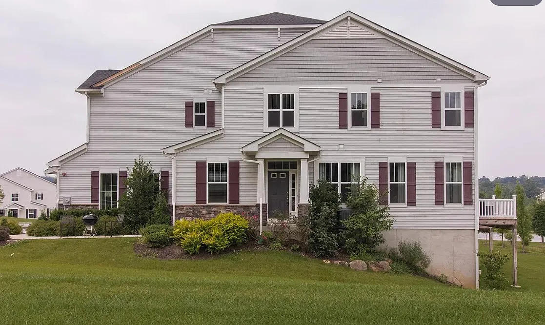 3 bed, 3.5 bath, 3165 sqft, $3,700 — Photo 2