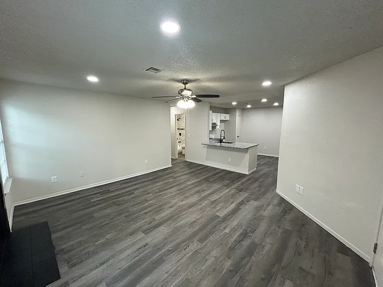 1115 N Narcissus Ave — Photo 3