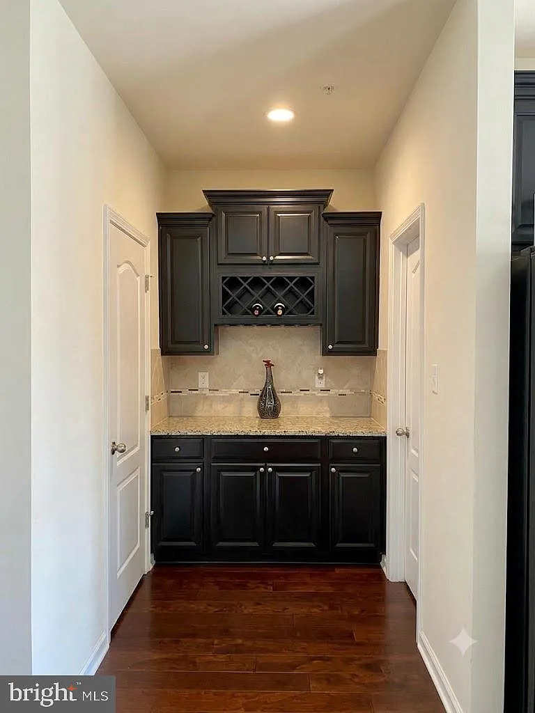 4 bed, 5.0 bath, 2800 sqft, $3,800 — Photo 3