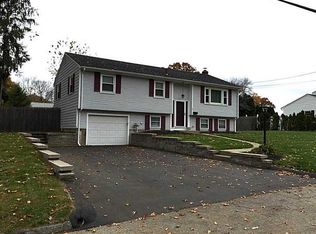 35 Stillwater Dr, Warwick, RI 02889