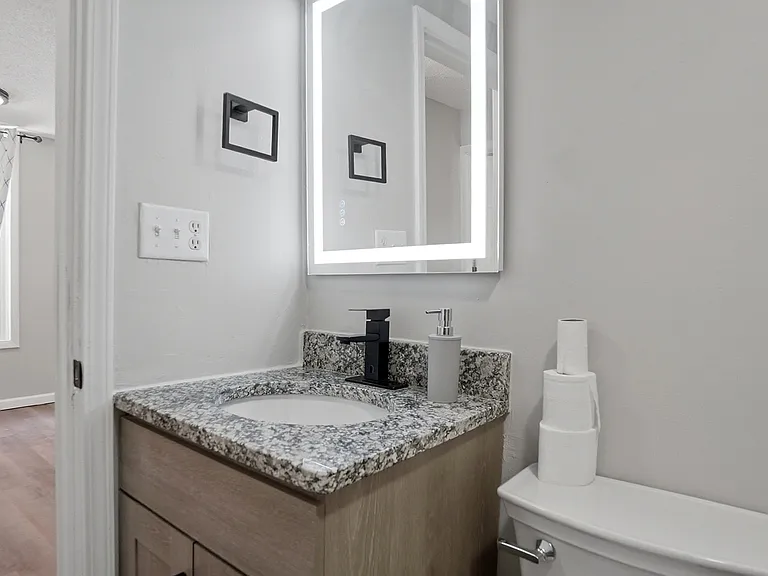 1225 E Lewis St — Photo 8