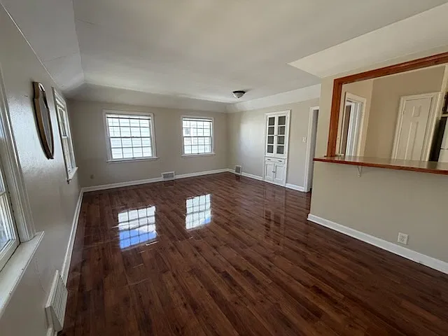 2 bed, 859 sqft, $1,300 — Photo 2