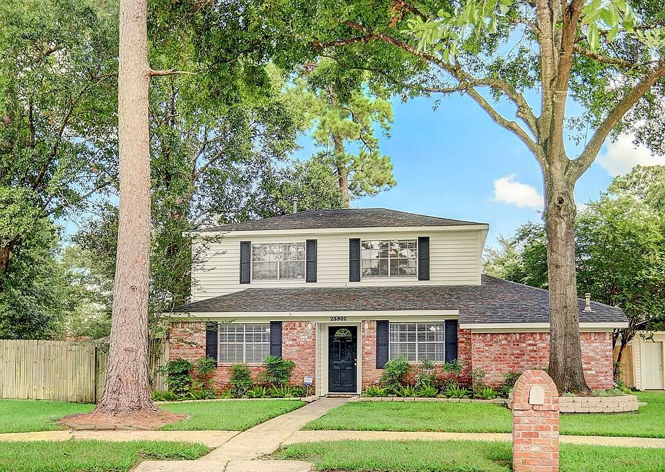 Welcome to your new home! On a circle drive, there won't be traffic to worry about!