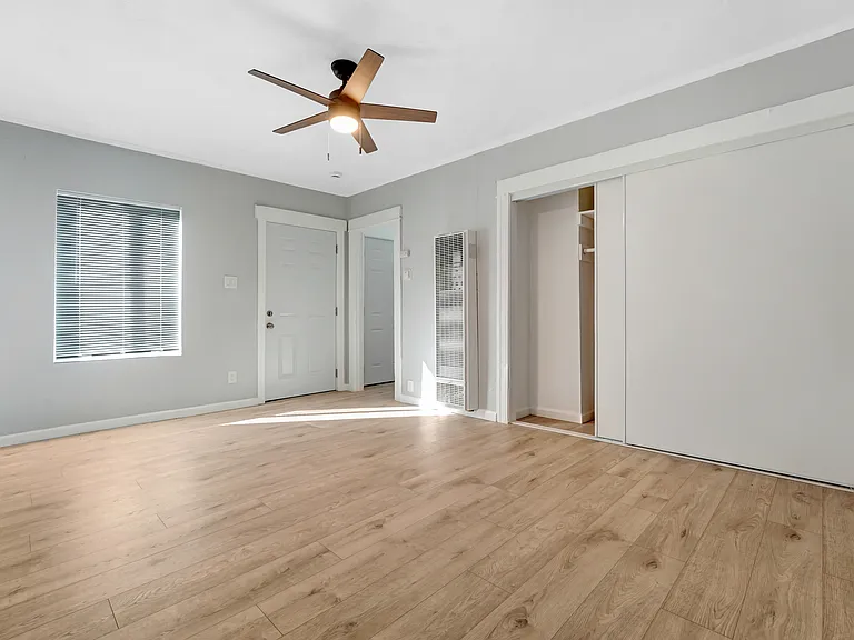 8013 S Hoover St #8015 — Photo 2