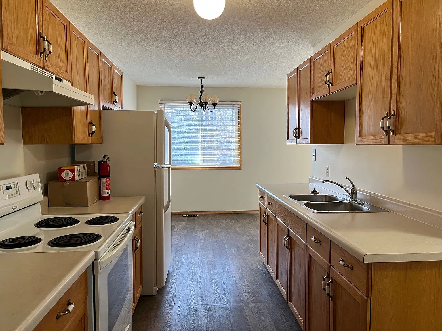 5702 60 Avenue Red Deer — Photo 1