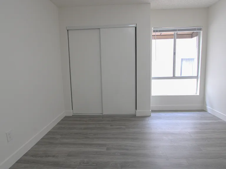 328 E Providencia Ave — Photo 16
