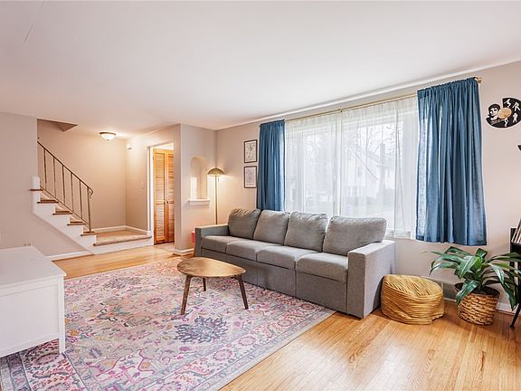 5th image of 35 Stewart Dr