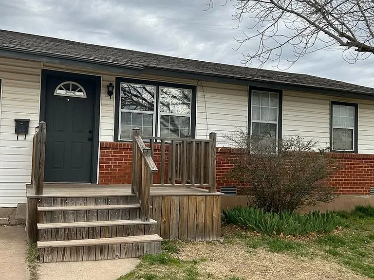 5407 NW Kinyon Ave — Photo 1