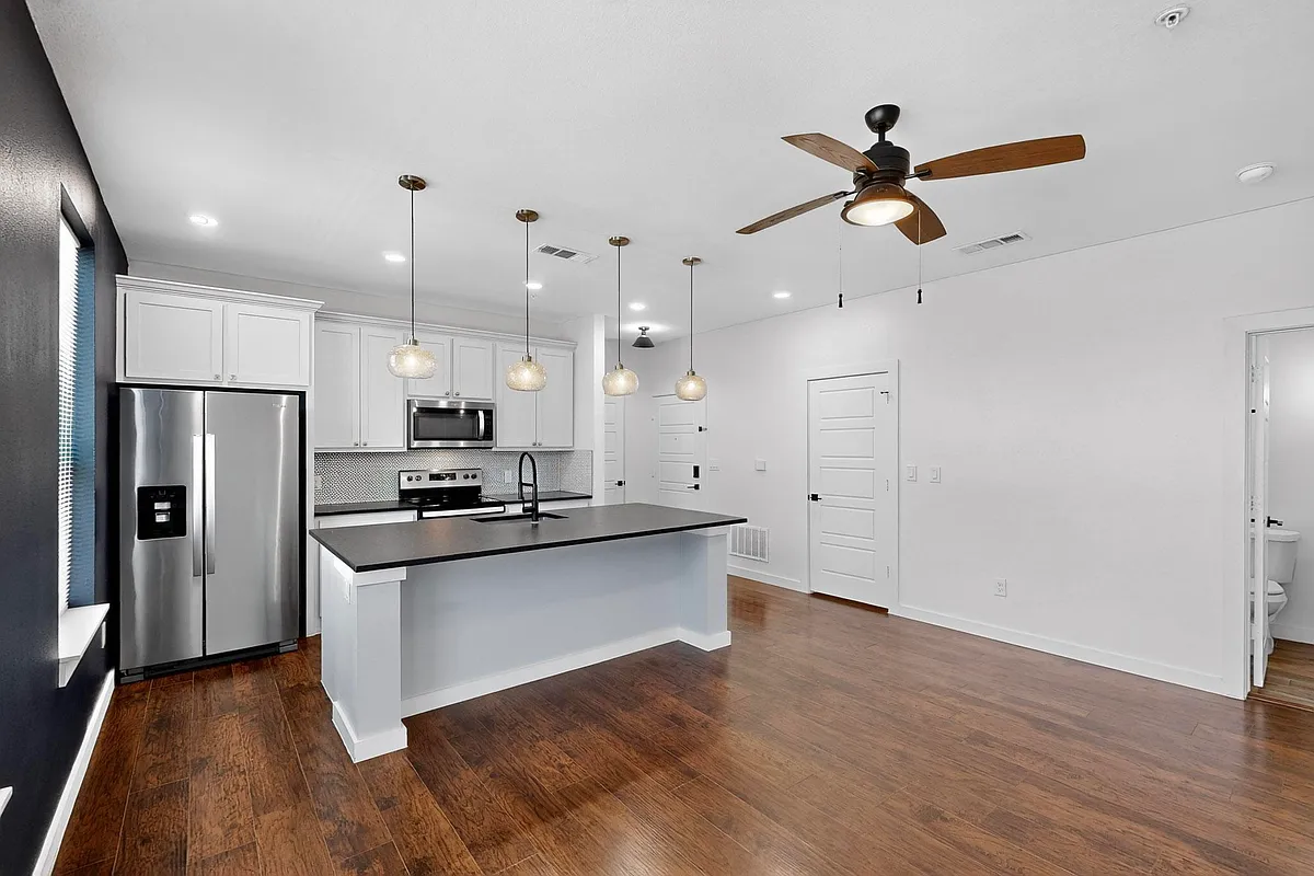Building Photo - 800 S Welch St #208