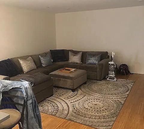 3rd image of 1834 Vineyard St #36